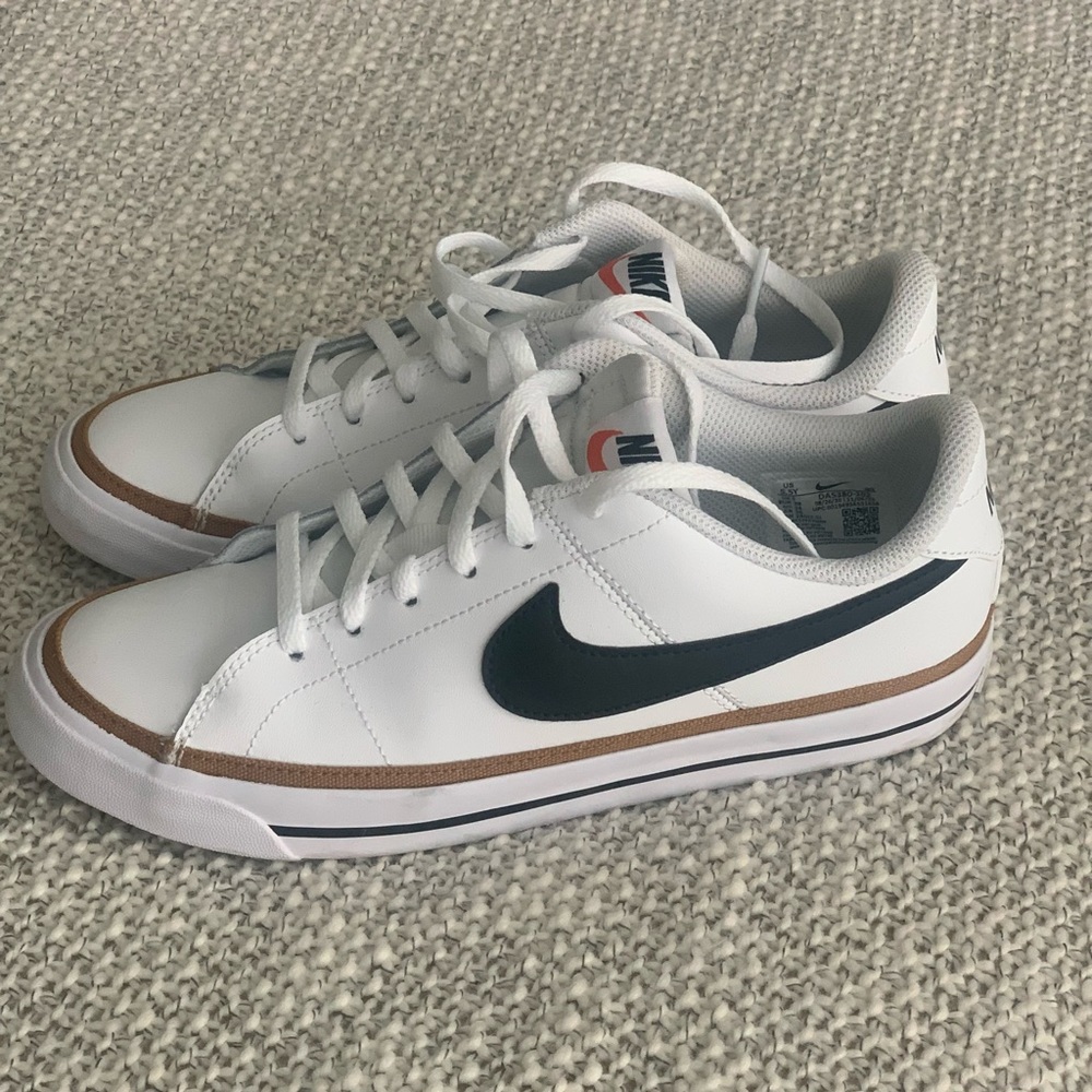 Brand new (NEVER WORN) Nike Court Legacy sneakers